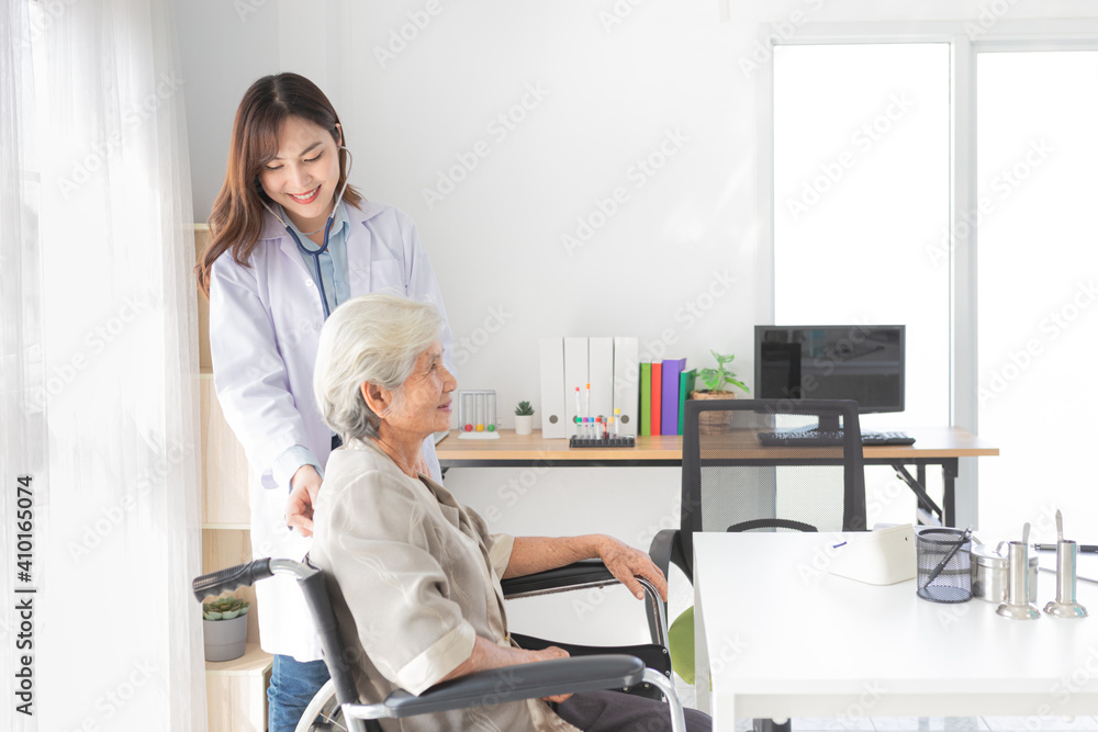 Obraz premium Asian female doctor screening old female patient, he use stethoscope listening on back of patient, elderly health check up 