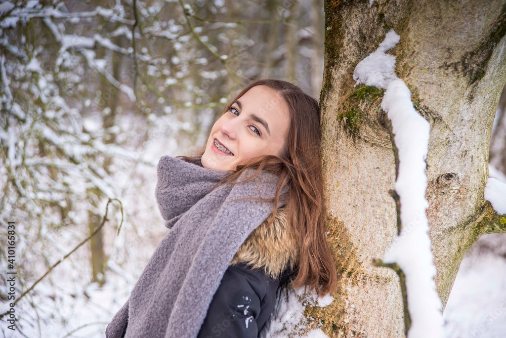 fröhliches Mädchen mit Zahnspange im Winterwald fröhliches Mädchen mit Zahnspange im Winterwald