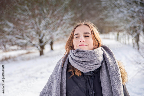 fröhliches Mädchen  genießt Sonne im Winterwald