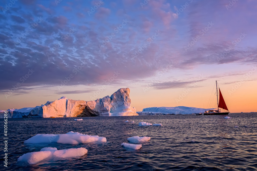 Obraz premium floating glaciers at fjord Disco Bay West Greenland