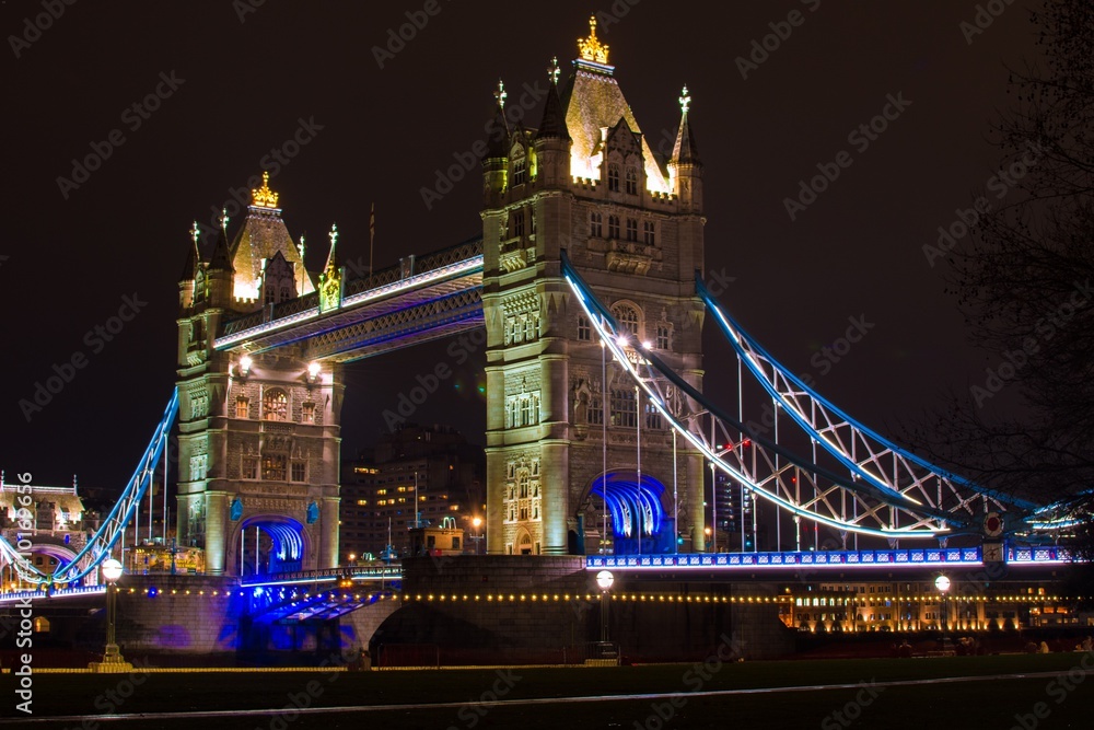 Obraz premium tower bridge at night city