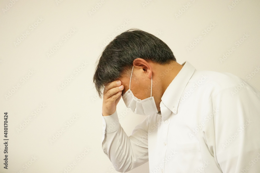 Business Man wearing a Face Mask and touching his Head - マスクをつけて頭を押さえる男性 ビジネスマン Business Man wearing a Face Mask and touching his Head - マスクをつけて頭を押さえる男性 ビジネスマン