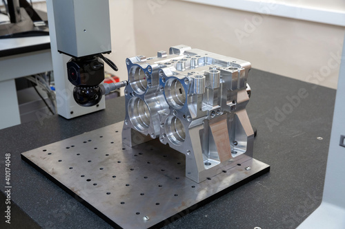 Obraz na plátně The coordinate measuring machine measures the aluminum part turned by the cnc ma