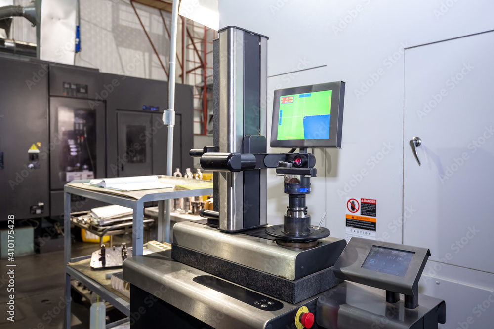 Laser device for setting up tools outside the machine with a TFT monitor . Metalworking shop Laser device for setting up tools outside the machine with a TFT monitor . Metalworking shop