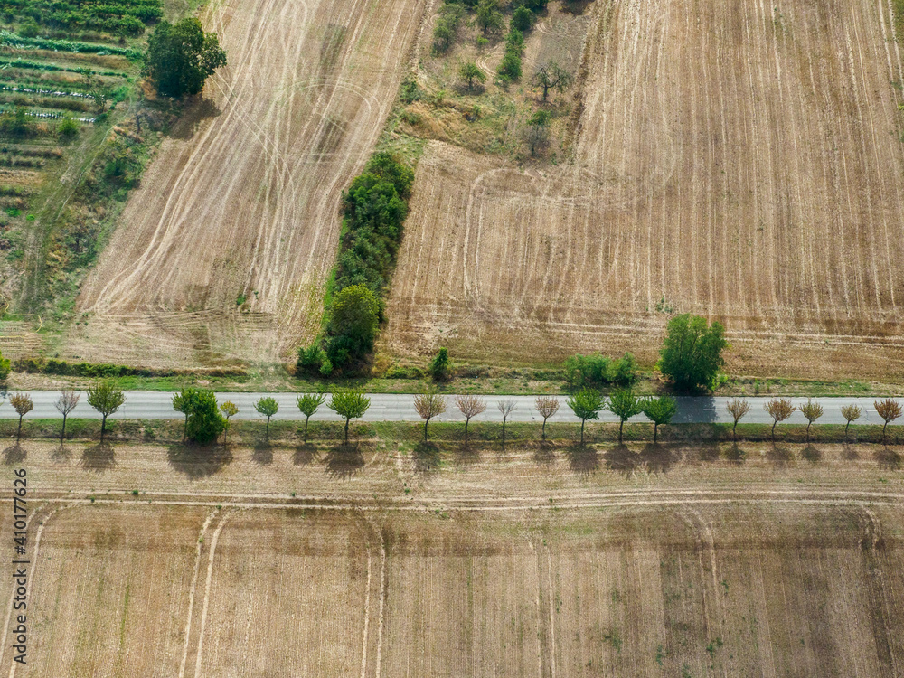 vue aérienne d'une route dans les champs à Vernouillet dans les Yvelines en France vue aérienne d'une route dans les champs à Vernouillet dans les Yvelines en France