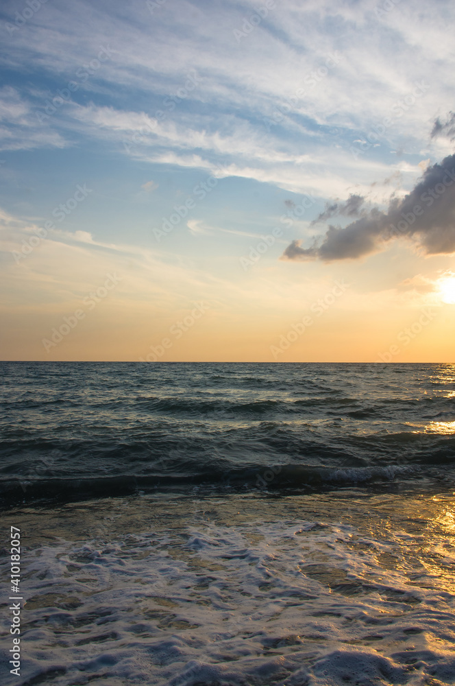 Fototapeta premium Amazing sea sunset, the sun, waves, clouds
