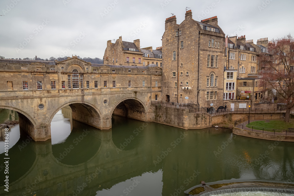 Pultenay Bridge and the historical town of Bath and the River Avon in England Pultenay Bridge and the historical town of Bath and the River Avon in England