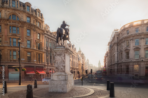 Photo A view of the Equestrian Statue of Charles I from Trafalgar Square in Central London city, England UK as golden light crests the building tops
