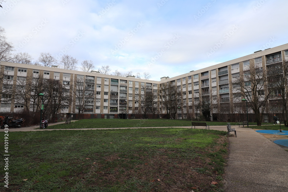Fototapeta premium Grand immeuble d'habitation des années 1960 et 1970 dans le quartier du Tonkin, ville de Villeurbanne, département du Rhône, France