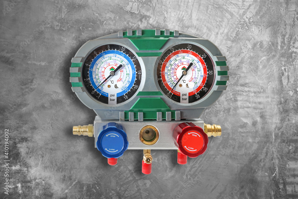 Foto de manometers on equipment for test and refueling of air ...