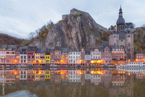 Fotografía The Dinant Citadel and Notre Dame of Dinant along the Meuse River in the picturesque town of Dinant, Belgium on an autumn day