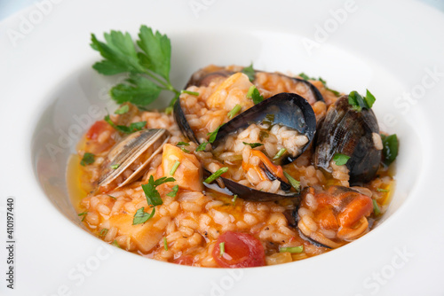 Risotto alla pescatora, ricetta tipica di risotto con frutti di mare, Cucina Italiana 