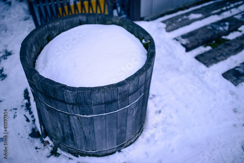 雪の積もった木桶