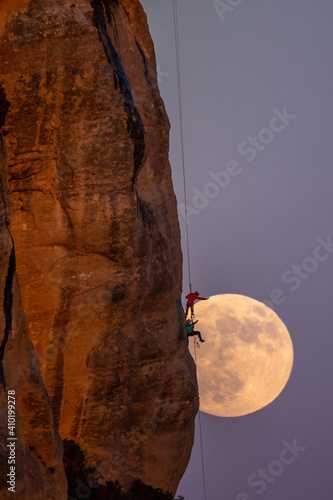 Obraz na płótnie Escalando la luna llena al atardecer w salonie