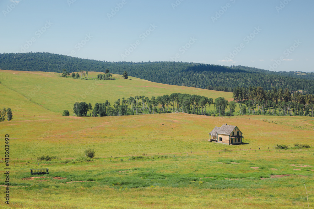 Obraz premium An old abandoned country home off of the Crowsnest Highway eastbound from Osoyoos, B.C. in the Okanagan