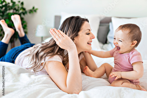 Fotografía happy family. Mother and baby playing and smiling under a blanket