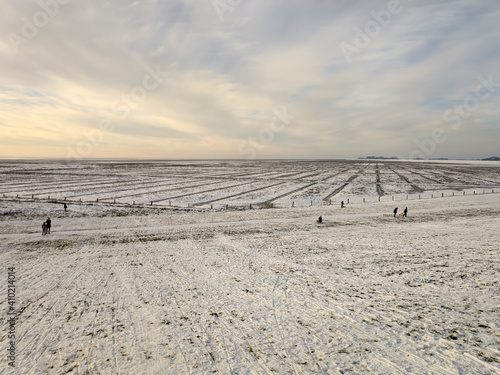 Deich an der Nordsee mit Schnee 