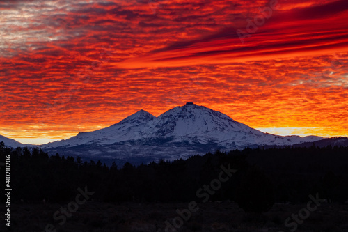 Εκτύπωση καμβά The view of Mt Bachelor and the three sisters from Sisters Oregon during sunset,