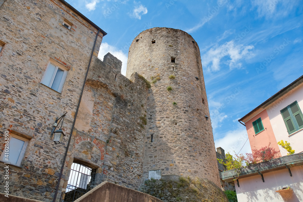 Le mura esterne del cancello nel centro storico di Ameglia in provincia di La Spezia, Liguria, Italia.
