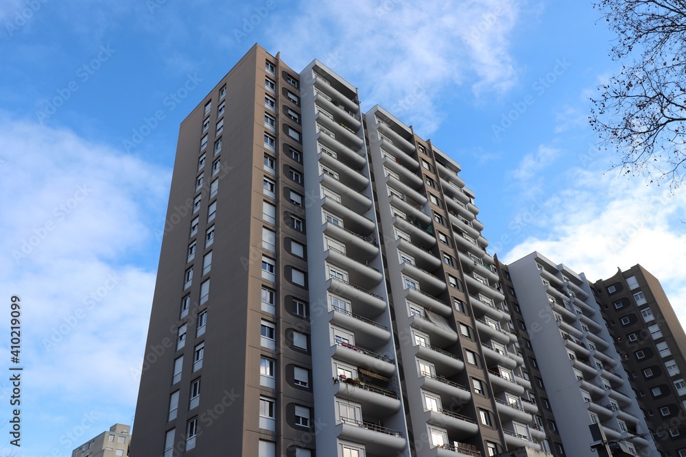 Immeuble d'habitation construit dans les années 1980 dans le quartier du Tonkin, ville de Villeurbanne, département du Rhône, France Immeuble d'habitation construit dans les années 1980 dans le quartier du Tonkin, ville de Villeurbanne, département du Rhône, France