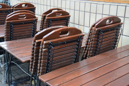 Coronalockdown: Zusammengeklappte Stühle eines Straßencafes