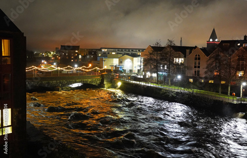 Schilderij op canvas O'Brien's bridge on the river Corrib at night in Galway city