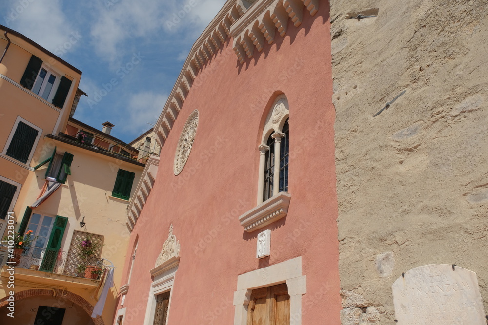 La chiesa di San Vincenzo Martire nel centro storico di Ameglia, La Spezia, Liguria, Italia.