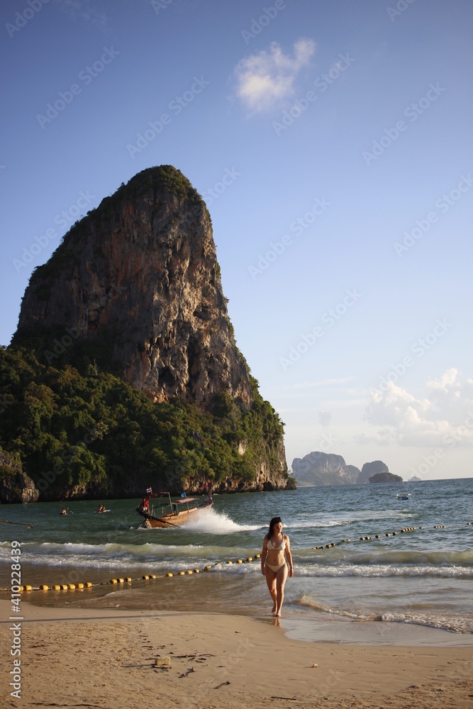 Obraz premium woman on the beach
