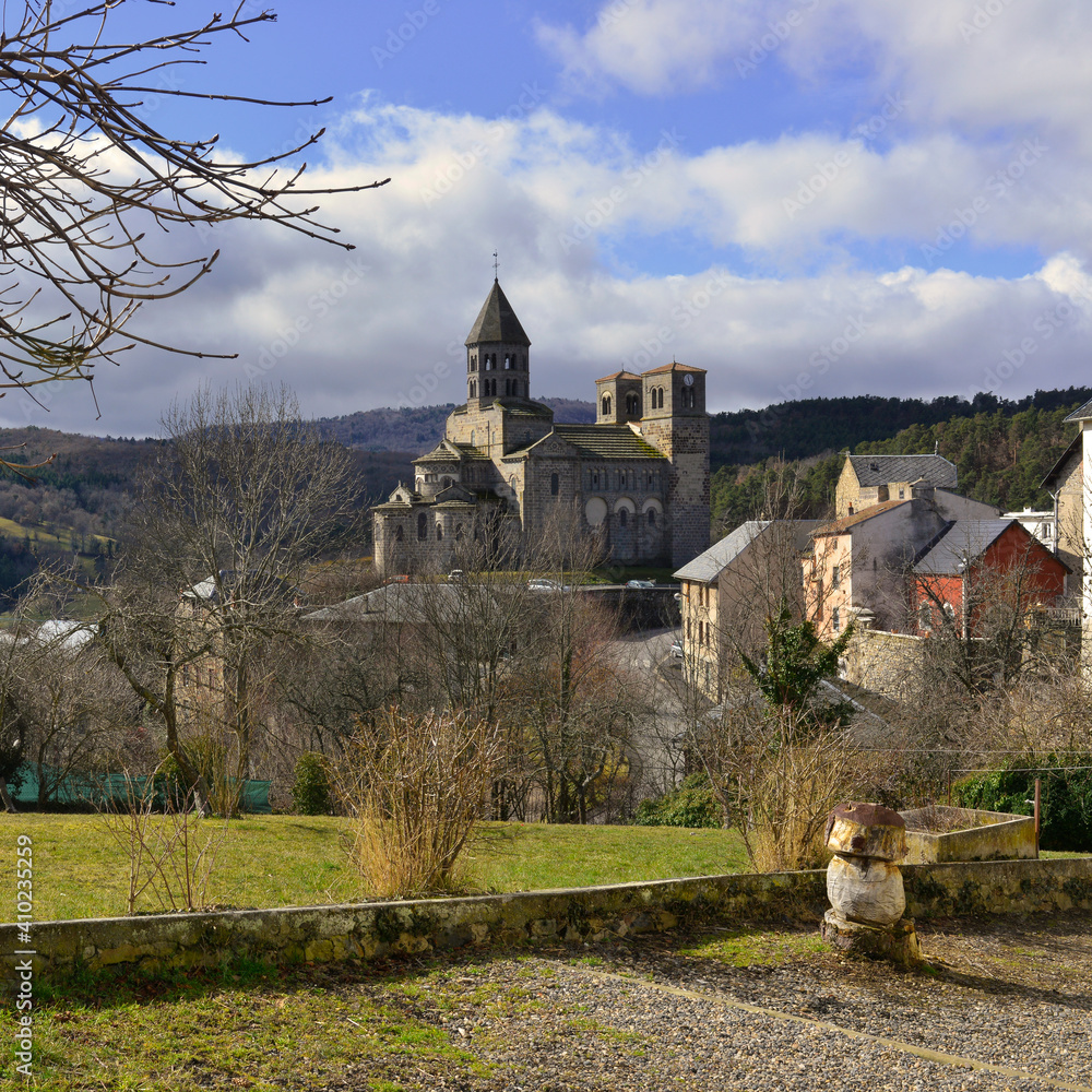Carré église de Saint-Nectaire (63710) au bout du jardin, département du Puy-de-Dôme en région Auvergne-Rhône-Alpes, France