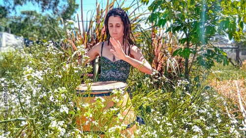 Mujer tocando el tambor photo