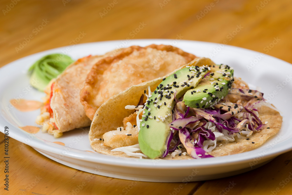 Tacos de pescado con aguacate, ajonjolí y col morada 