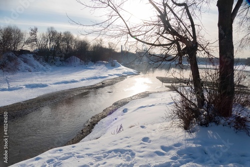 Winter landscape with river, tree and sun © 999xy