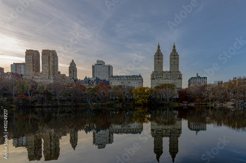New York pond reflection in central park © Gonzalo