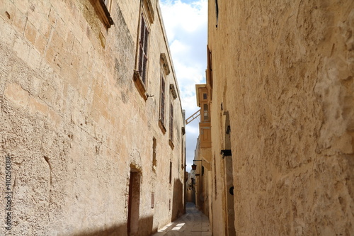 Fototapeta Naklejka Na Ścianę i Meble -  Narrow old lane in Mdina, Malta