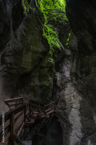 Steg in einer höhle untertage felsenkeller photo