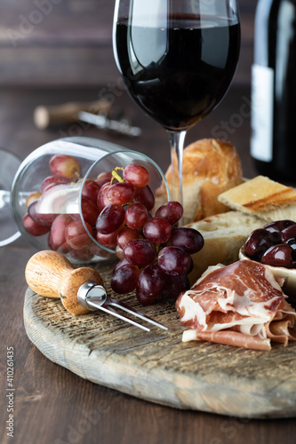 Canvastavla Rustic charcuterie board with red wine and grapes against a wooden background