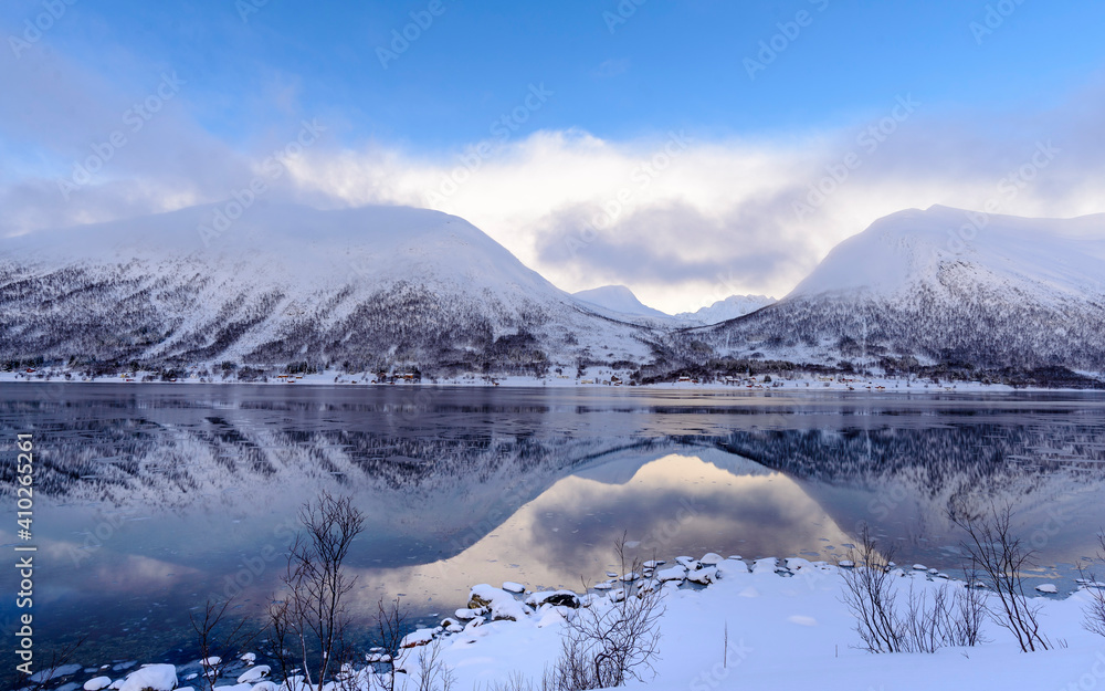 Simetria : Paisaje de fiordos noruegos en invierno en la provincia de Tromso, Nordland, Noruega