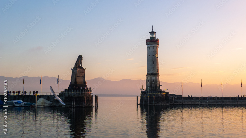 Hafen mit Leuchtturm im Sonnenuntergang