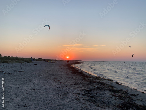 Kitesurfen im Sonnenuntergang photo