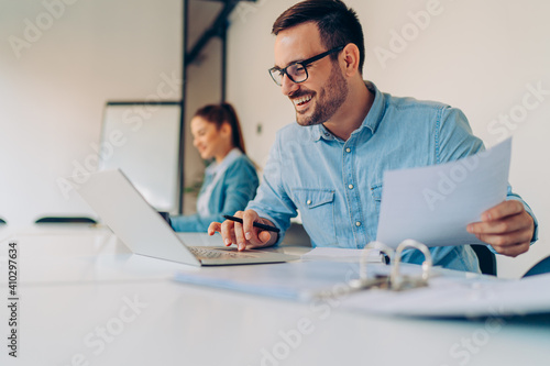 Tableau sur toile Businessman doing paperwork in the office
