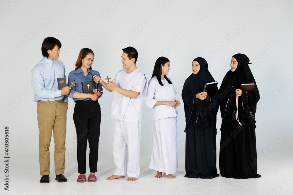 Obraz premium Asian men and women of different religions have Buddhism, Muslims, Christ. bible Quran. A smiling face wearing religious clothes, white background. Concept religious ideas teach love, faith, desire.