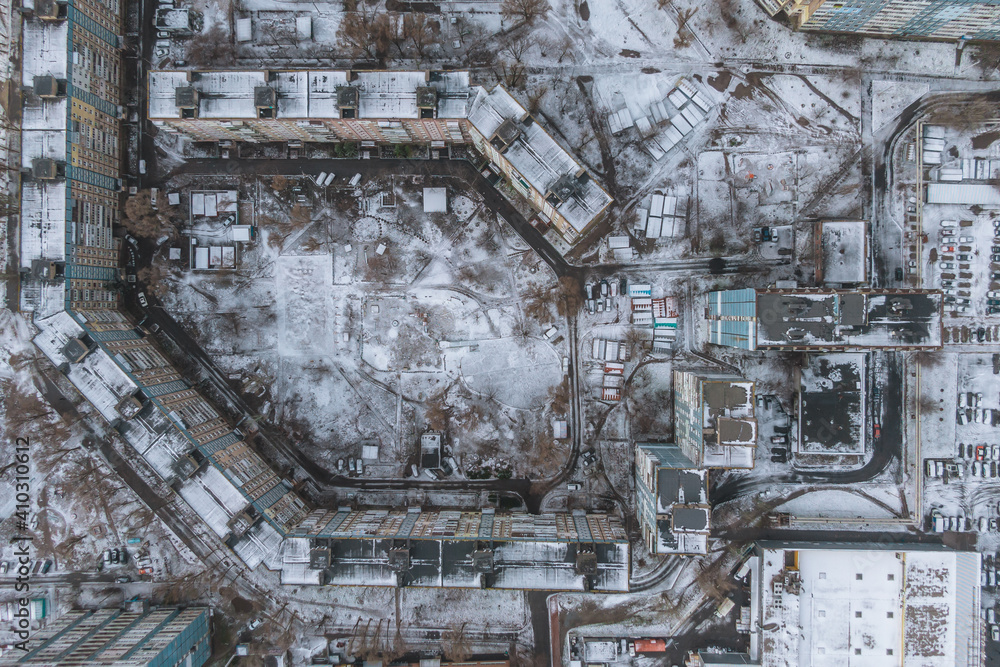 Obraz premium Snow-covered winter city from above. Beautiful winter photography