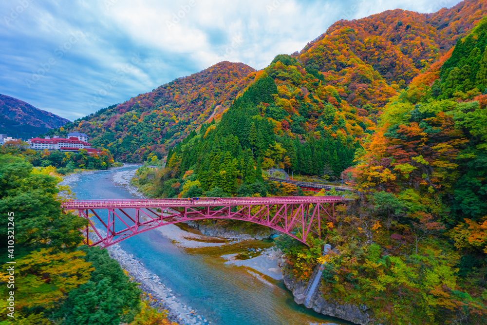 黒部峡谷鉄道トロッコ列車の窓からの秋の風景 Stock Photo | Adobe Stock