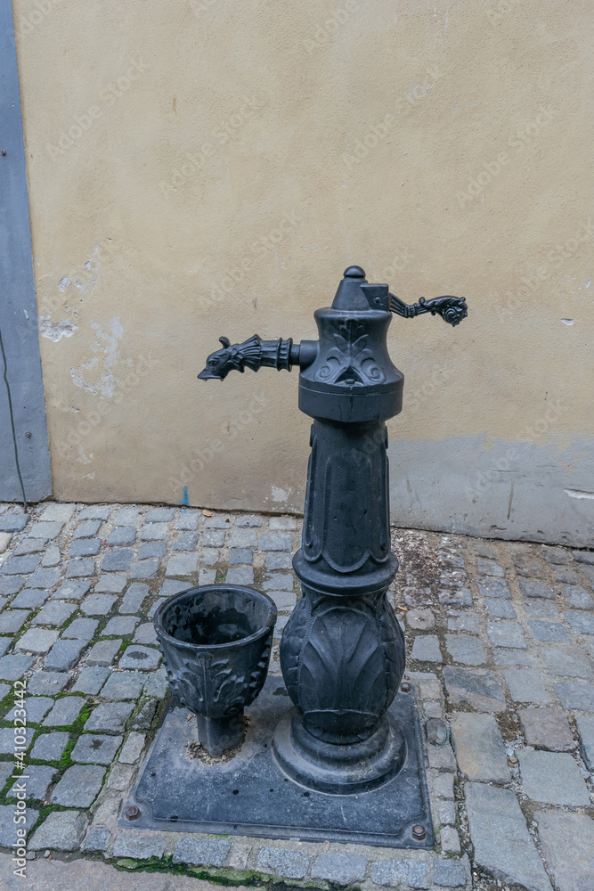 Obraz premium Cast column for raising water from the ground. close-up