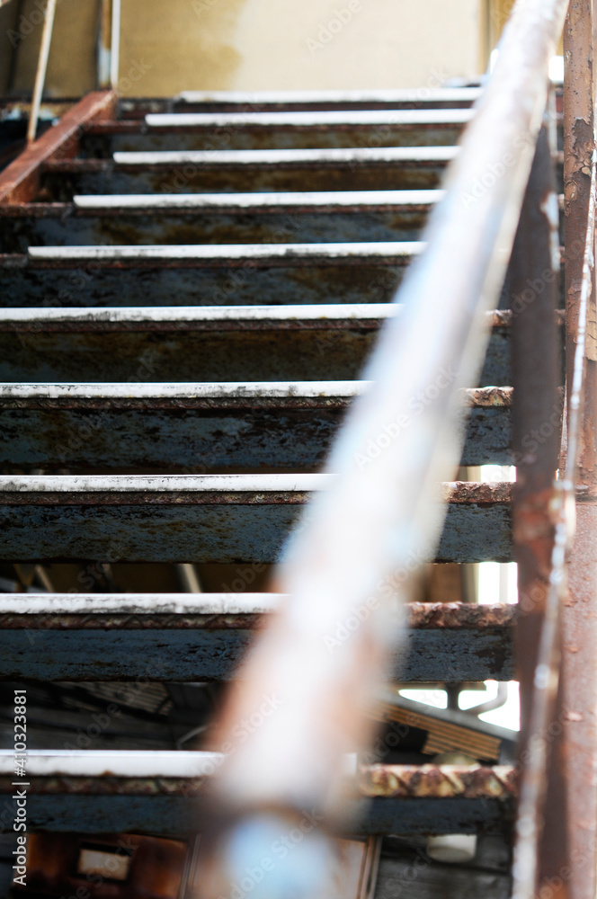 銹びた古い鉄骨階段