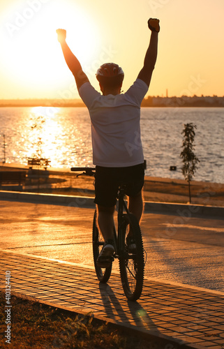 Male cyclist on bicycle rai...