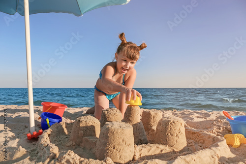 Little girl playing with sa...