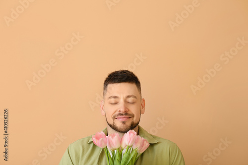 Handsome man with bouquet o...