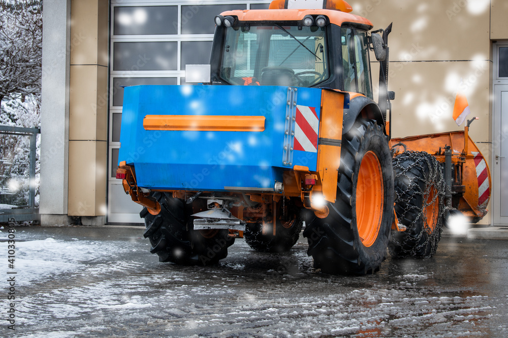 Konzeptbild Winterdienst, Schnee räumen - Strassensicherheit im Winter: Räumfahrzeug steht vor einer Halle bereit zum Einsatz Konzeptbild Winterdienst, Schnee räumen - Strassensicherheit im Winter: Räumfahrzeug steht vor einer Halle bereit zum Einsatz