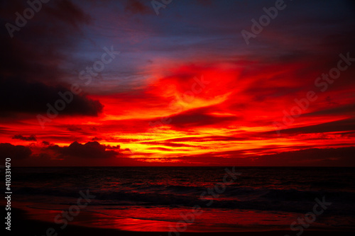 Fototapeta Naklejka Na Ścianę i Meble -  Sunrise over Sandy Beach, a beach on the South Shore of Oahu in Hawaii

